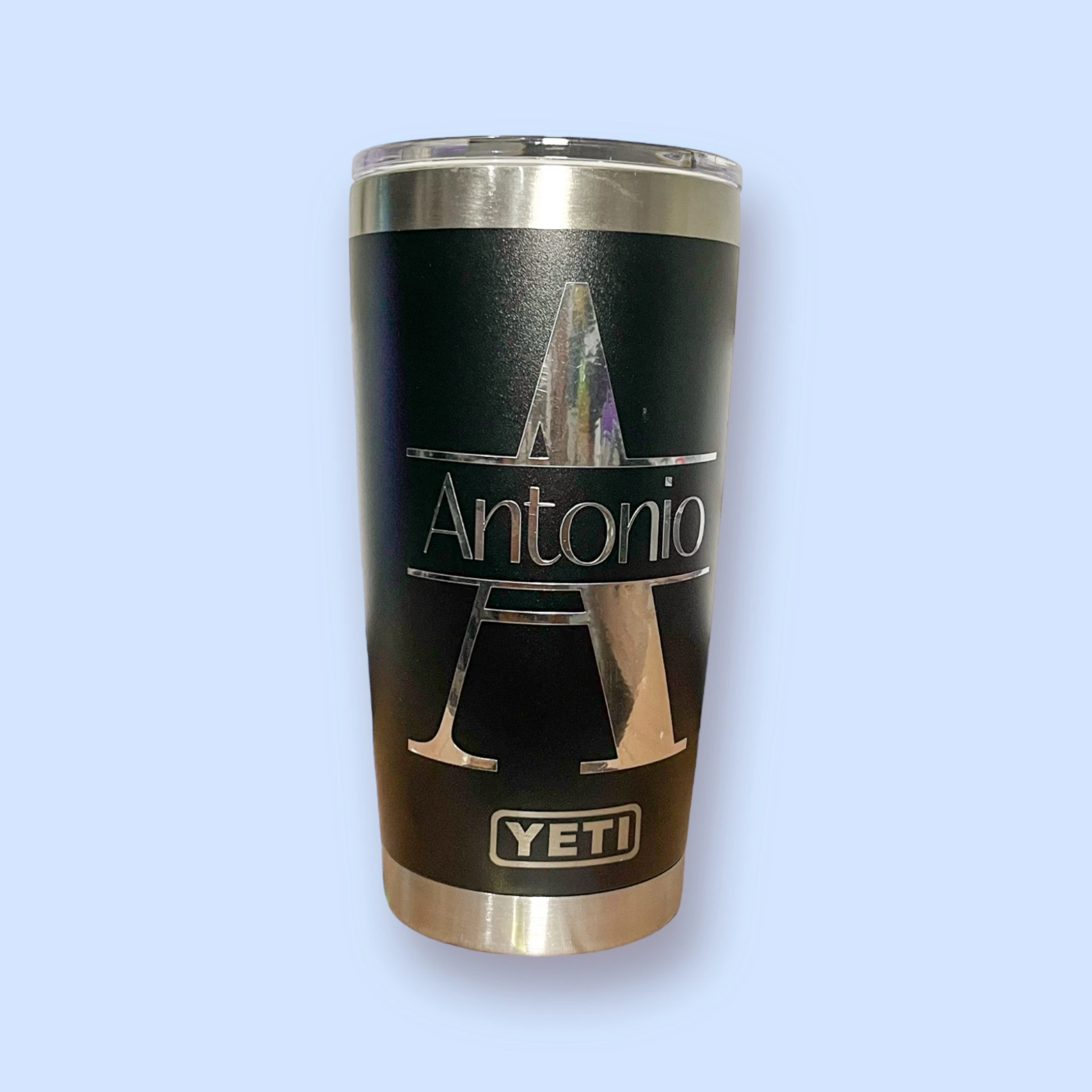 Termo con inicial y nombre de 20 oz con diversidad de colores y letra totalmente personalizable de 20 oz